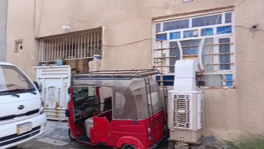 بيت110متر مربع للبيع في منطقة ال3000 خلف كهوة الكاسر
(مطعم الربيع سابقاً) 
يحتوي على غرفتين نوم واستقبال ومطبخ 
سطح شتايكر بالاضافة الى قمرية جينكو حماية للبيت على طول السطح
البيت عالي عن الشارع متر. 
السعر ٥٧ وبي مجال
***********
