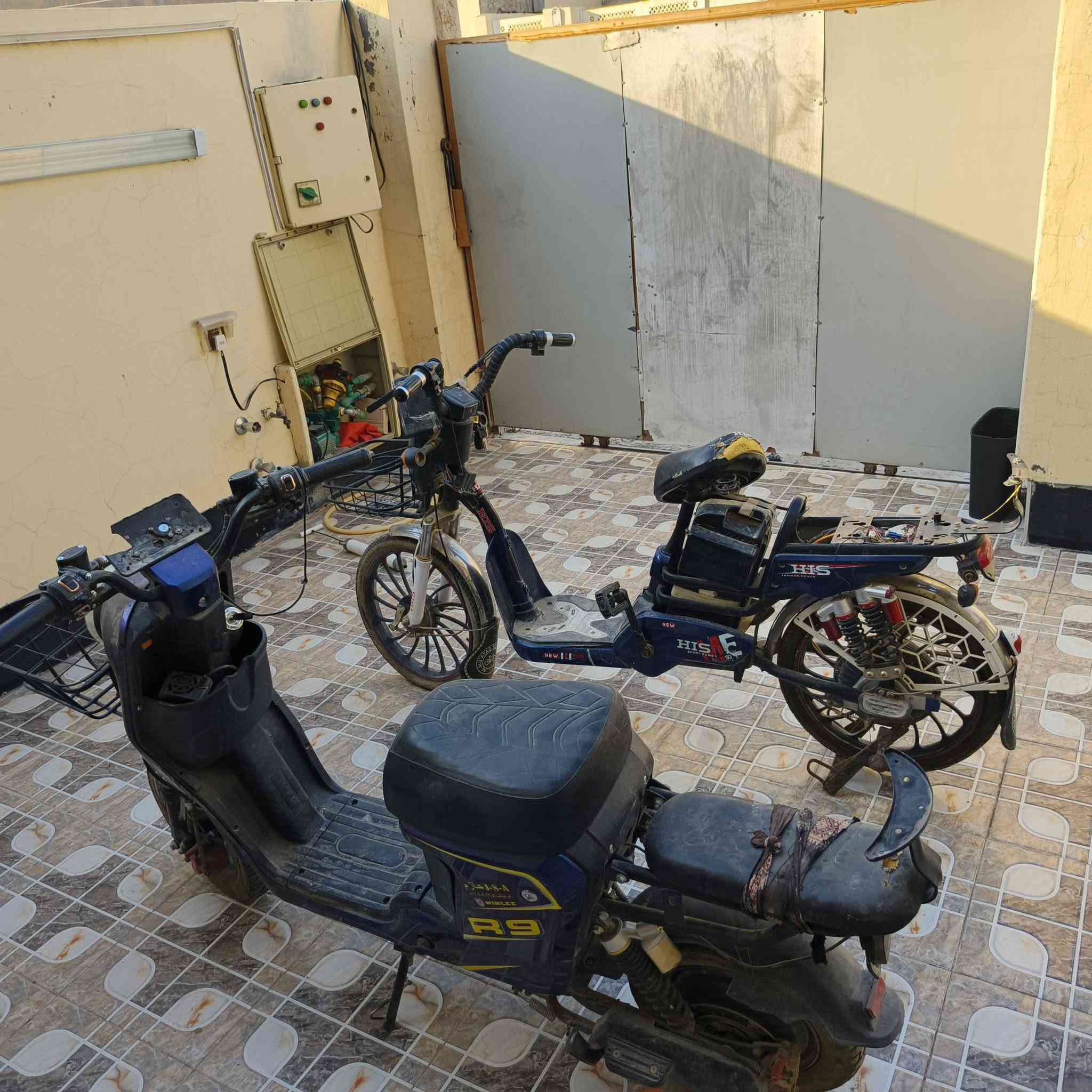 السلام عليكم دراجات للبيع اثنيناتهن ب 200 الف تبديل بطاريات فقط العنوان باب الدرب قرب جامع لاله اله الله  *********** واتساب فقط
