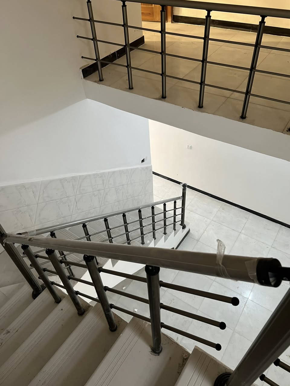 السلام عليكم ورحمة الله وبركاته (للبيع )بيت زراعي  مساحة 80متر في منطقة الدورة /الكفاءات الصحه متكون استقبال ومطبخ وخدمات ومنور وغرفة نوم فوك غرفتين نوم مع خدمات 

الاتصال على الرقم ***********
