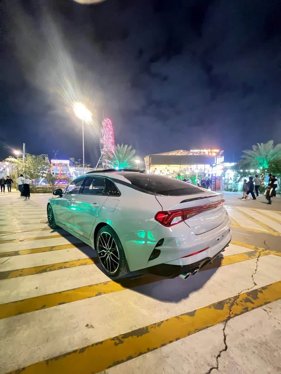 السلام عليكم
K5 GT 2500 T للبيع 2024
تعتبر كيا K5 GT بمحرك 2500 توربو (T-GDi) الفئة الأقوى والأعلى أداءً في تشكيلة K5، وهي مصممة لتقديم تجربة قيادة رياضية بامتياز. إليك أبرز المواصفات الفنية والتقنية لهذا الإصدار:
1. المحرك والأداء (Powertrain)
• نوع المحرك: 4 أسطوانات سعة 2.5 لتر مع شاحن توربيني (Turbocharged).
• القوة الحصانية: حوالي 290 حصان.
• عزم الدوران: 422 نيوتن متر (متوفر عند دورات محرك منخفضة لاستجابة سريعة).
• ناقل الحركة: أوتوماتيكي مزدوج القابض (DCT) بـ 8 سرعات "Wet Type" لتبديل سرعات فائق السرعة.
• نظام الدفع: دفع أمامي (FWD) مع نظام تعليق رياضي مخصص لفئة GT.
• التسارع: من 0 إلى 100 كم/ساعة في غضون 5.8 ثانية تقريباً.
2. التصميم الخارجي (Exterior)
• العجلات: رينجات ألمنيوم قياس 19 إنش بتصميم خاص بـ GT.
• المكابح: ملاقط مكابح (Calipers) أكبر حجماً لتحمل الأداء العالي.
• العادم: مخرج عادم رباعي (Dual Twin Tips) يعطي مظهراً وصوتاً رياضياً.
• الإضاءة: مصابيح LED أمامية "Heartbeat" مع إضاءة نهارية مميزة، ومصابيح خلفية متصلة.
• اللمسات: شبك أمامي أسود بتصميم رياضي هجومي وشعار GT.
3. المقصورة والتقنيات الداخلية (Interior & Tech)
• المقاعد: مقاعد رياضية حاضنة بكسوة من الجلد أو "SynTex" مع شعار GT وتطريزات ملونة.
• الشاشات:
• شاشة عدادات رقمية بالكامل قياس 12.3 إنش.
• شاشة ملاحة وترفيه لمسية قياس 10.25 إنش تدعم Apple CarPlay و Android Auto.
• النظام الصوتي: يتوفر غالباً بنظام Bose المحيطي بـ 12 سماعة.
• الإضاءة: إضاءة محيطية (Ambient Lighting) قابلة للتخصيص.
• الراحة: سقف بانورامي واسع، شاحن لاسلكي للهواتف، وتبريد/تدفئة للمقاعد.
4. أنظمة الأمان والمساعدة (Safety)
• نظام المساعدة على تجنب الاصطدام الأمامي (FCA).
• نظام مراقبة النقاط العمياء وتجنب التصادم (BCA).
• نظام الحفاظ على المسار (LKA) وتتبع المسار (LFA).
• نظام مثبت السرعة الذكي (Smart Cruise Control) مع خاصية التوقف والتشغيل.
• كاميرات رؤية محيطية 360 درجة. 
السعر 210$ وبيهه مجال قليل للي يحب يستفسر يتصل ع الارقام 📞
☎️📞 ،،‭ ***********‬
متوفر واتساب ايضاً والحادث مرفق مع الصور قطعتين فقط  
تبديل باب نفس لون اصلية  وجاملغ مصبوغ 
الرقم 
***********واتساب او على رقم الاتصال او خاص على صفحتي
