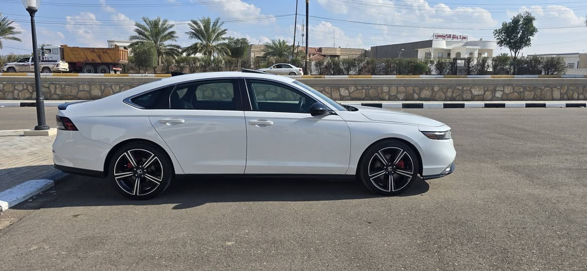 هوندا اكورد سبورت 2025
شاشة كبيرة 12.3 إنج
نظام Apple CarPlay & Android Auto (لاسلكي)
تشغيل بصمة + ريموت
شحن موبايل لاسلكي
كاميرا خلفية + حساسات أمامية وخلفية
مثبت سرعة ذكي + نظام الحفاظ على المسار
فتحة سقف
مقاعد سائق كهرباء مع تدفئه
مكيف أوتوماتيك + فتحات خلفية
ممشاها 3353 Mi
مكان السياره الانبار الرمادي 
ضرر موضح بالصور صبغ بنيد مع جاملغ
راديترات تبريد كله البلادي 
تستلم مرقم جاهز بغداد


**إذا كنت صاحب هذا الإعلان وتريد حذفه لأي سبب، رجاءا أرسل رسالة إلى الدعم الفني**