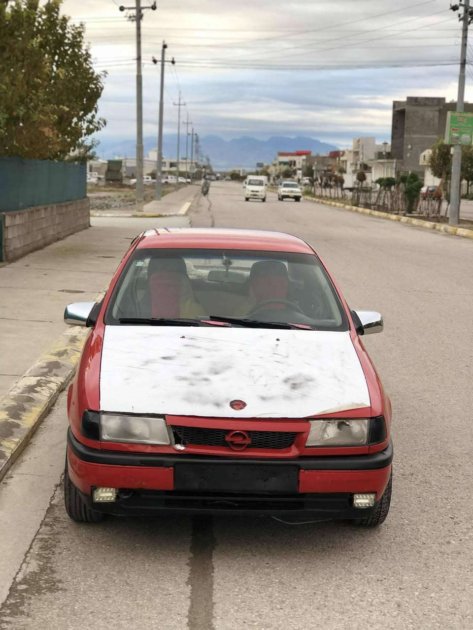 سڵاوی خوا لەهەمو لایەک ،ئەم گوڵەسورە حەیارە مەکینە ۱٨،بۆ فرۆشتن ، مۆدێل۹۲،حلوجە واتا هیچی نیە  مەکینەی ئەوروپی ڕەشاشی ئەوروپی بۆ بەستراوە بەبۆنی بەنزین دەڕوات ، چوار تایەی باشی لەژێرە،، بەرەدەرگاکانی جوان نین ،کێ موشتەریە با تێل بکات ***********
