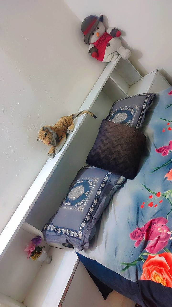 السلام عليكم غرفه للبيع السعر 250 لاستفسار على هذا الرقم ***********
