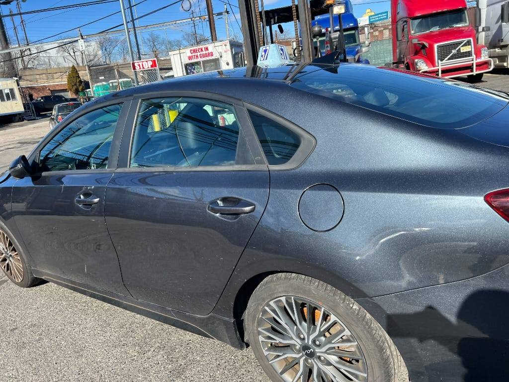 السلام عليكم كيا Forte Gt line
فول مواصفات وارد امريكي
مكينة 2000 
فتحة
بصمة
 تحكم ستيرن
شاشة تحكم
كشنات رياضية Gt line
حساسات امامي خلفي
كاميرا خلفية
الحادث موضح بالصورة
مكانهه بغداد بغداد الجديدة السعر
 145$ والشراي بخدمته
للاستفسار الاتصال
***********
