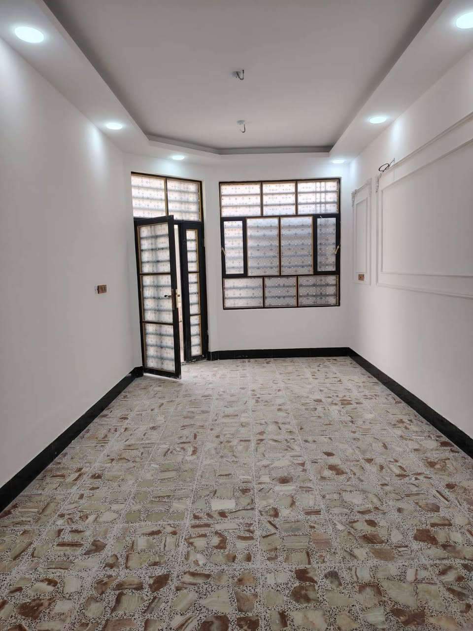 بيت بالمكرمة خلف مطعم سيد سعد ١٣٣ متر طابقين جديد بناء فول ٤نوم وصالتين وحمامات ٣ و مطبخ و استقبال وباب دفترية على الصاله والدرج دور والاساس والسقف صب جسور وحسب الصور للاستفسار الاتصال على الرقم *********** او مراجعة مكتب النجف للعقار مجاور مطعم الخاقاني
