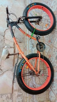 دراجة هوائية قوية وعملية، مناسبة لجميع أنواع الطرق. الإطارات ضخمة ومصم...