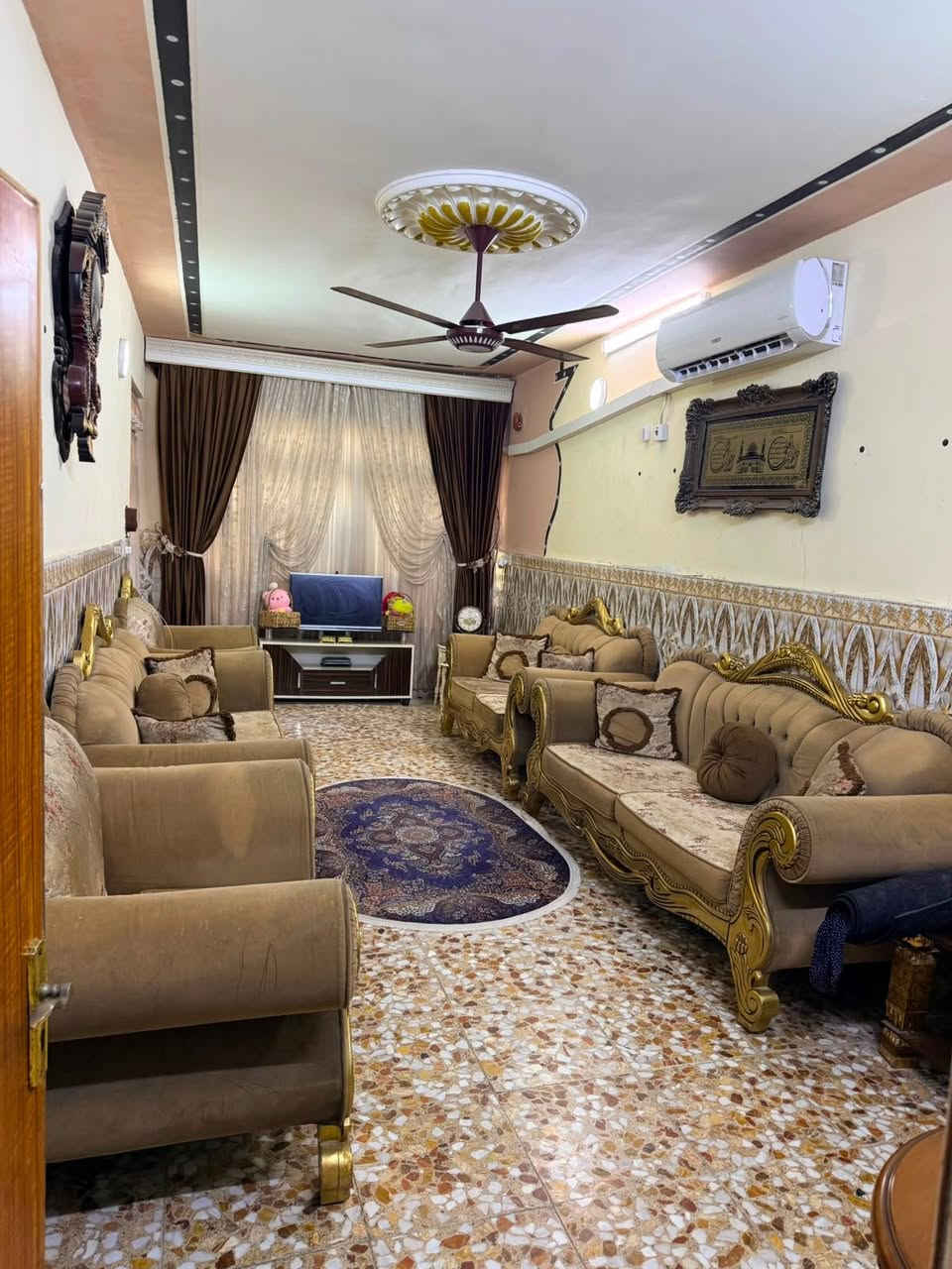 السلام عليكم بيت للبيع مساحه 200متر طابو صرف على طابو الاعظميه العنوان بغداد بوب الشام طابق واحد يحتوي على غرفتين نوم وصاله ومطبخ واستقبال وحديقه ومرر يتسع سيارتين ومتوفره جميع الخدمات من مجاري وتبليط واسواق ومدارس السعر 120مليون
رقم الهاتف:***********
