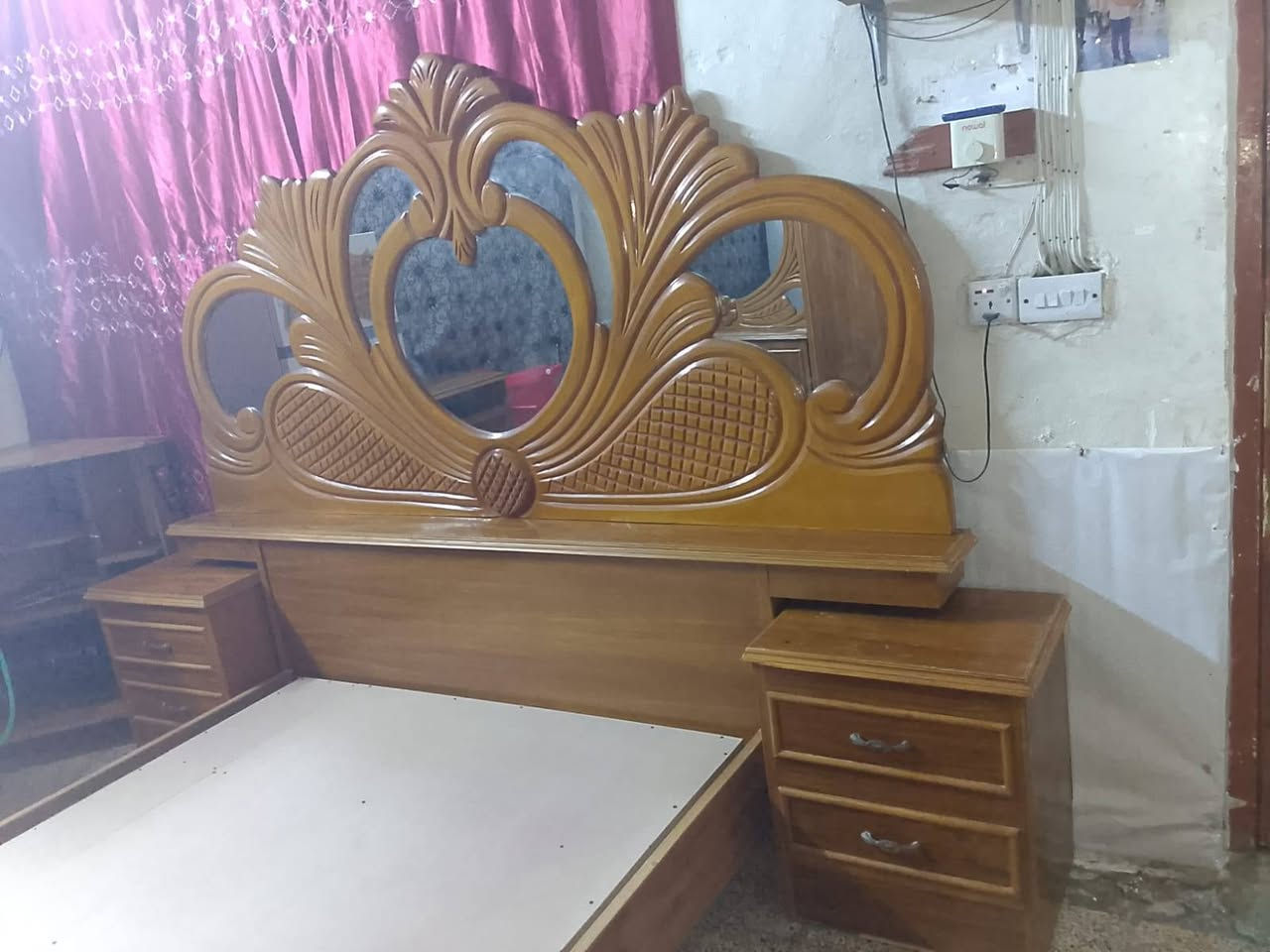 السلام عليكم ...غرفه كامله للبيع مابيها شي فقط ضرر بسيط بالكنتور كما موضح بالصورة
واتساب ***********

