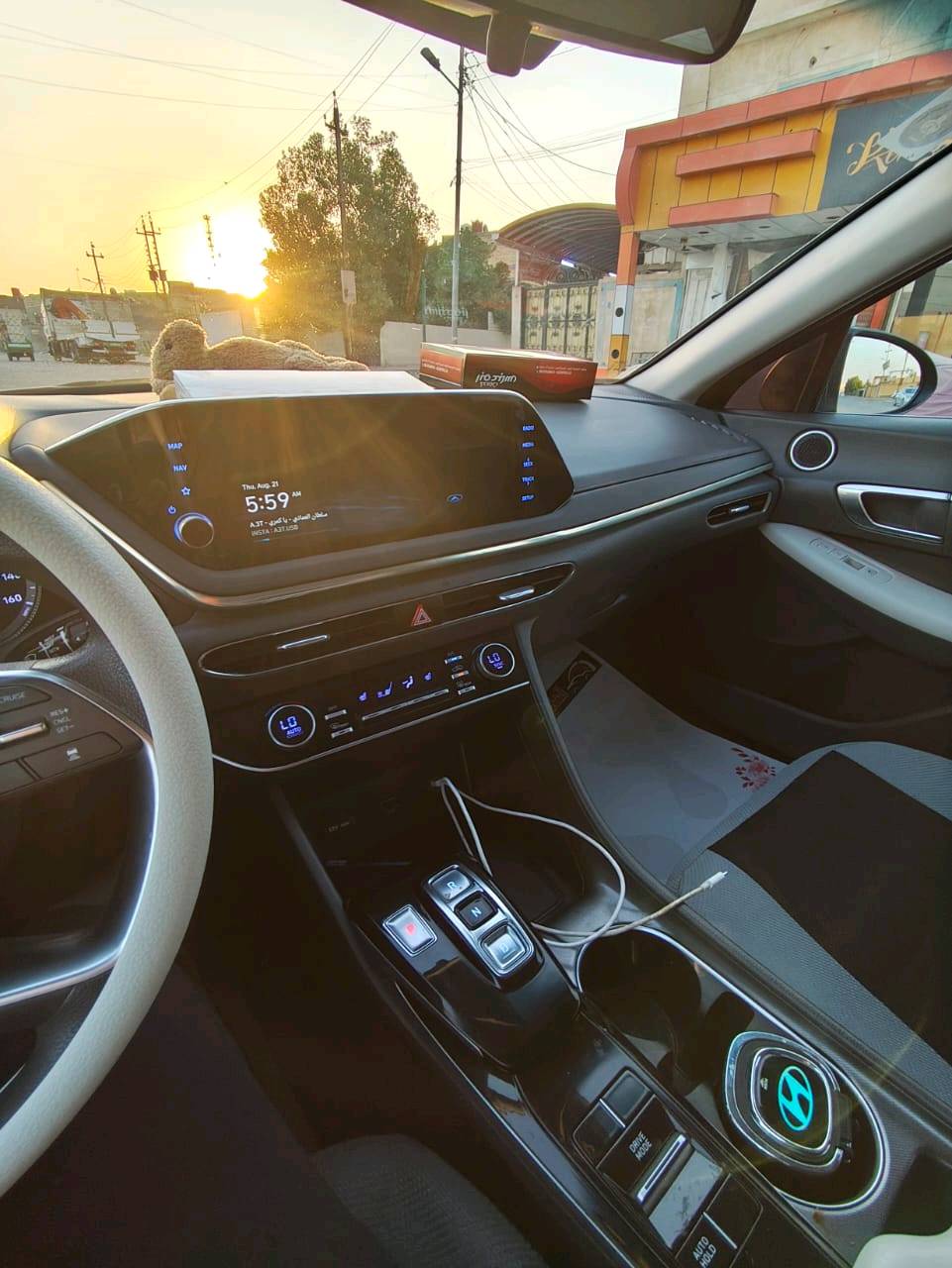 السلام وعليكم متاح سياره سوناتا موديل 2023 حره تحويل ثاني يوم بأسم المتشري وارد امريكي فول مواصفات ما عده الفتحه سياره جديده أحله من الصور حادثه جاملغ وبنيد ماشيه 47 محرك  2500 السعر 160 وبيها مجال حك الجيه مكان البصره ابو الخصيب الاستفسار الاتصال على هاذه الرقم غير متواجد ع البرنامج ***********