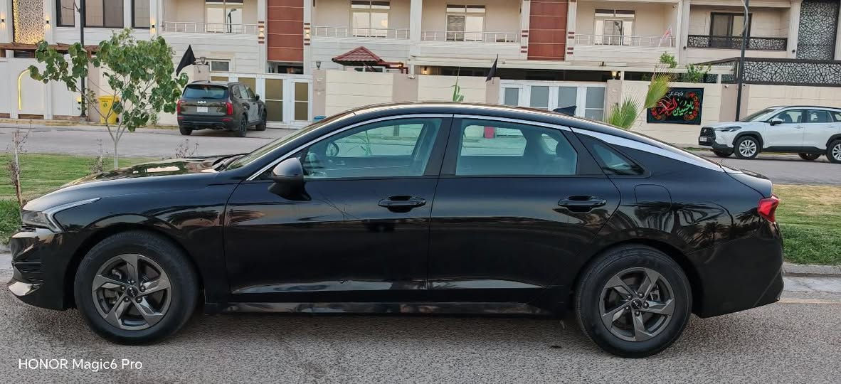 سلام عليكم
K5 2023
  بصمة تشغيل بصمة بيبان بصمة صندوق تشغيل عن بعد كشنات حرارية هند بريك بصمة أوتو هولد إطفاء ذاتي شاشه كبيرة  متصله وبيه بعد هوايه مواصفات
ماشيه 34 الف ميل
حادثه فقط بنيد فقط مكانين شخط مكحل ورصعه بسيطة بالصندوق
سعره جدا مناسب 138 وبيه مجال
***********
