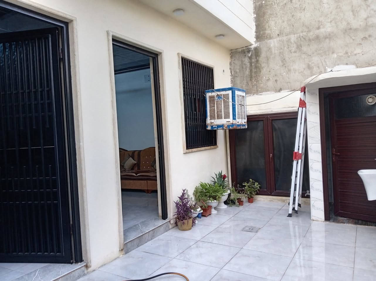 دار للبيع في حي المغرب قرب مجسر اليرموك ١٠٥ متر واجها ٧متر، ٣ غرف واستقبال وهولين ومشتملات في الطابقين، للاستفسار ***********
