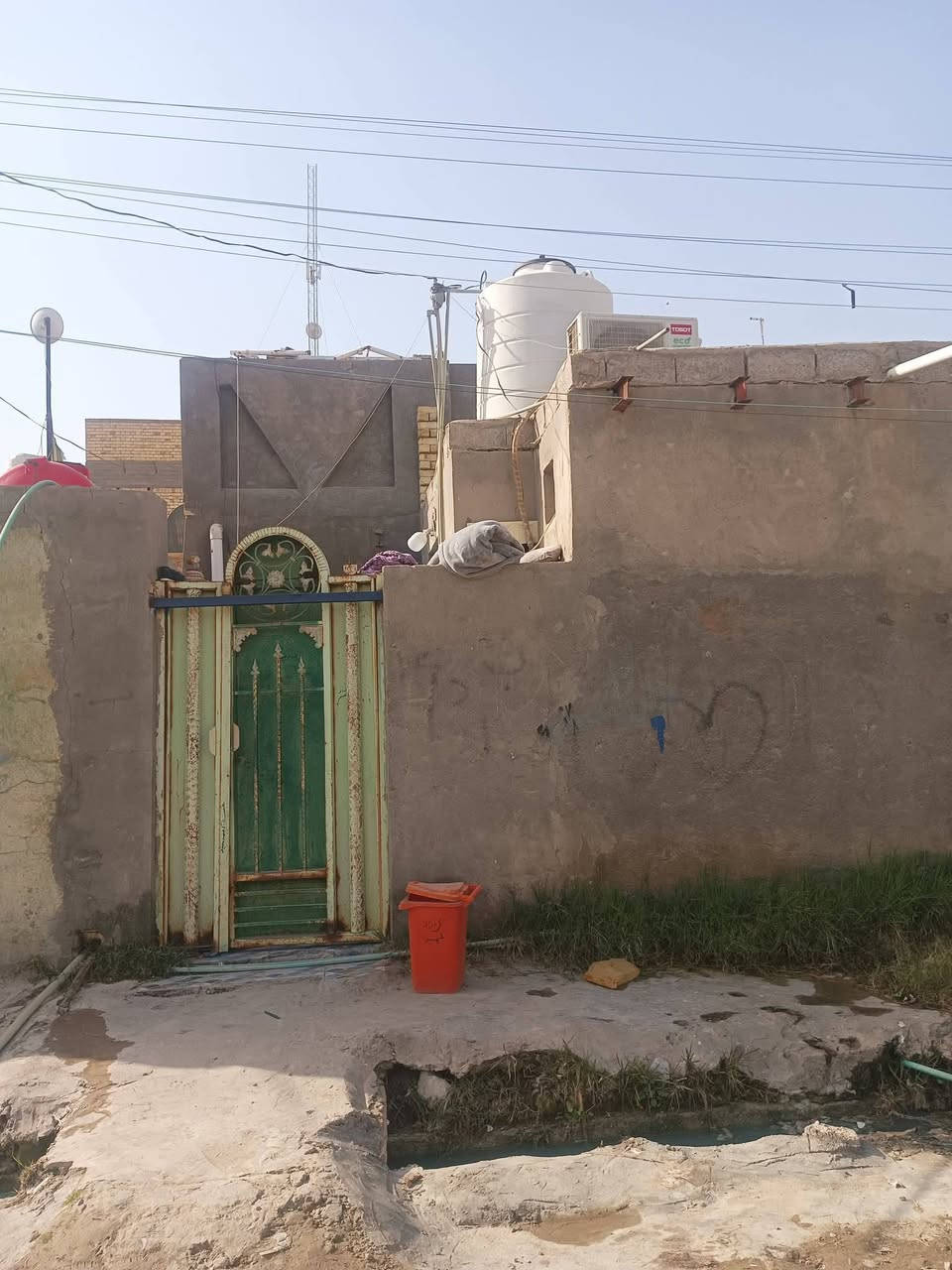 بيت لبيع مساحة 100 متر العنوان خلف نبهاني تقاطع الملعب التواصل علرقم‏‪***********‬‏ بيت يحتوي على تلث غرف ثنين جوا وحده فوك صاله مطبخ منور ومخزن او ترك حمام تواليت مشترك بيت كدامه حديقه سعر وي سوك الستفسار اكثر خاص
