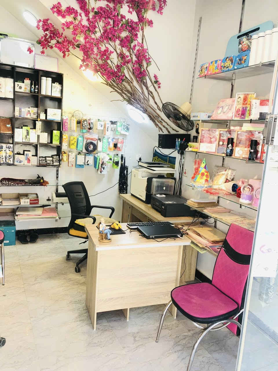 السلام عليكم ..
🚨 اعلان بيع مكتبة:
مكتبة في الفلوجة - شارع جيش الشعبي - مقابل كباب عبدالكريم ،(بالقرب من شركة الوسيط)  للبيع المكتبة جاهزة مجهزة ومينقصها اي شيء بضاعة كاملة من كل شيء بس تجي تشتغل وصارلها اكثر من سنة بنفس المكان  قريبة على المدارس وكلية العلوم الاسلامية. يكدر المشتري يظيف الها خطوط + عقود مرورية.
# سعر البيع 5.000.000 وبيها مجال . 
# للإتصال  او واتساب ***********
