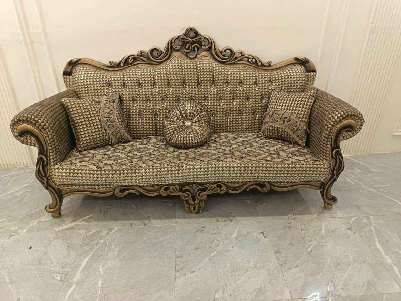 تخم ملكي تركي 10 مقاعد ستعمال قليل ماخذه ب 2400 ورايده ب 650 وبي مجال شرط تكمه تركي درجه اولى
***********
