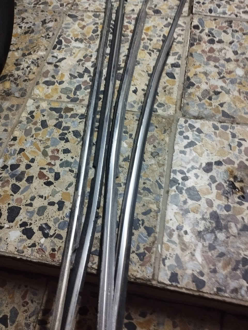 السلام عليكم يدات كامري ٢٠٠٨ خليجي مكفولات من الصبغ سعرهن ٣٥ وبكلايت خلفي جهه اليمنى سعرهن ٦٠ ألف اصليات وتريشه جامه عدد ٤ سعر ١٠ مكاني بغداد خلف مستشفى اليرموك للاستفسار الاتصال على الرقم ***********
