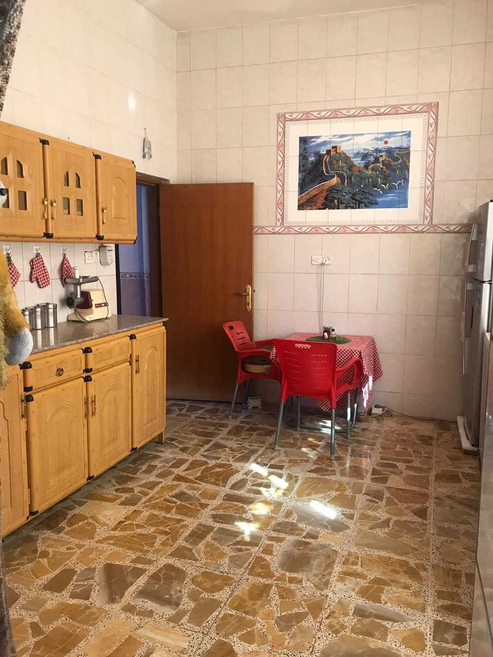 ♕ بسم الله الرحمن الرحيم اللهم صلِّ على محمد وآل محمد ♕

🏠  : منزل للبيع طابق واحد 

🌐  : الموقع حي العسكري  بجانب النجده

📐  : المساحة   240 متر 

🏗  :  البناء صب كونكريت 

💵  :  المنزل حر ما مطلوب 
ــــــــــــــــــــــــــــــــــــــــــــــــــــــــــــــــــــــــــــــــــــــــــــــــــ

                     تـــــــــــــفاصيــــــــــل اكثــــــــــــر

غرفة نوم كبير عدد 2   +  صاله  +  مطبخ  +  استقبال  +

حمامات داخليه وخارجية  + بل إضافة الى مخزن بجانب البيتونه 
ــــــــــــــــــــــــــــــــــــــــــــــــــــــــــــــــــــــــــــــــــــــــــــــــــ

📲  :  الاستفسار اكثر الاتصال على الرقم  

📞  :   ‏‪0788 251 8491‬‏   واتساب 

✨  لــن تـکون وحـيداً ابـداً مع  الــ مهيمن  للعـقار  ✨

#المعرفة_السعر_علق_بكلمة_المهيمن
