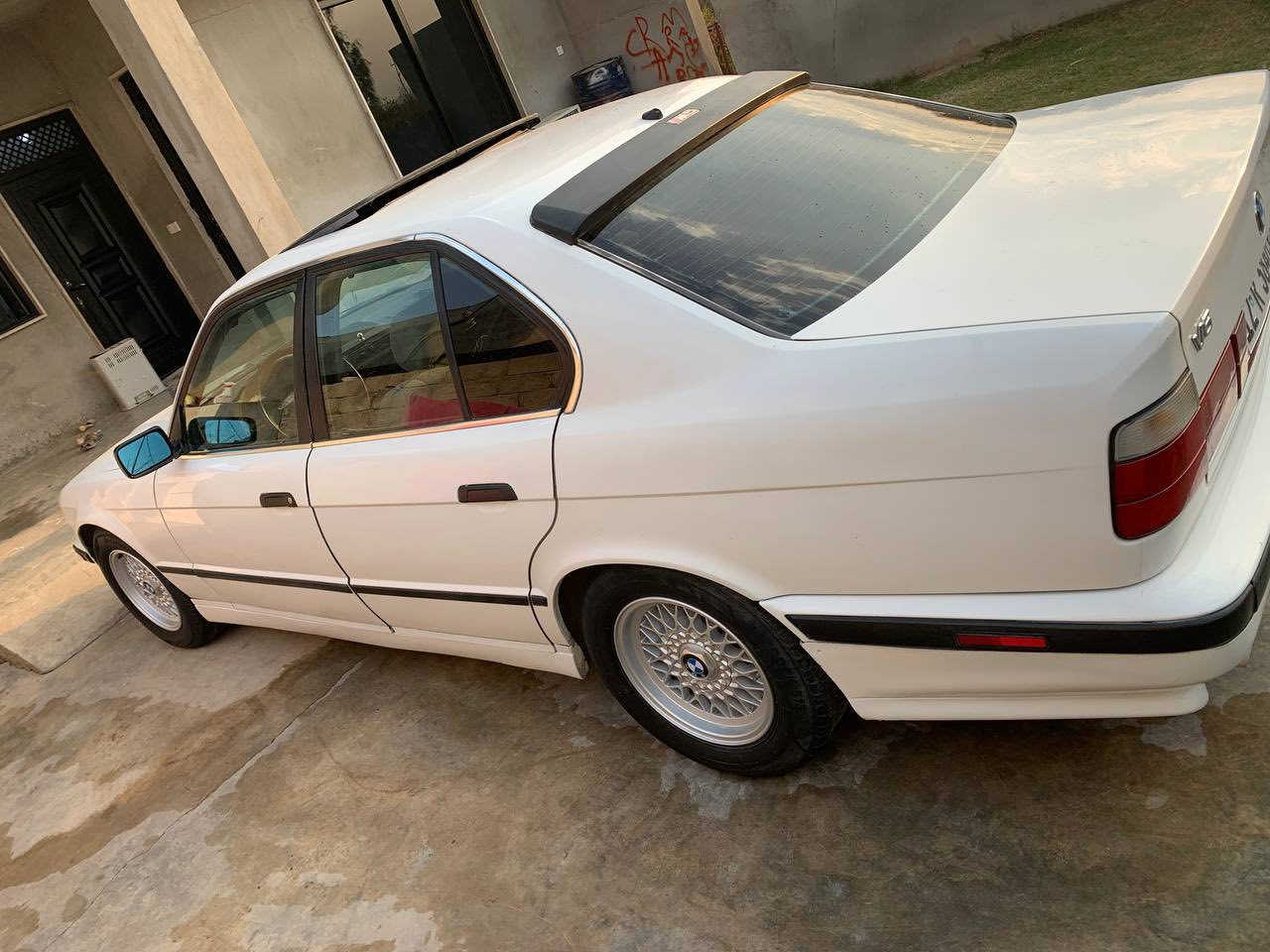 BMW 1991 525Ai
فول فوله 
گئر و مه كينه به شه ره ت
نمونه له جواني 
هيجي نيه بئ ده عم بئ سبوخ 
ره قه م و سه نه وي هه زه هه موي تازه نوئ كرايه 
به ناوي خؤمانه ته عويل وه كاله به شه رت
***********
