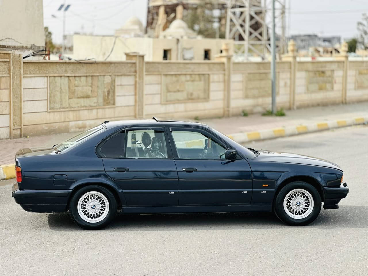 السلام عليكم للبيع بي ام موديل 1993 محرك مسكر شرط كير وتماتيك شرط صدر امامي خلفي جديد تخم تاير جديد سنتر لوك دبل يرباك بجم عريض تبريد ثلج 🧊تدفئه نار 🔥   سلايت طكتين داخل صاج مري منفصل ويل خليها السيارة صبغ عام جماليه بدون حادث فول نضافه بدون اي نقص السعر 63 وبيه مجال يرهم مروس حسب القناعه ***********
