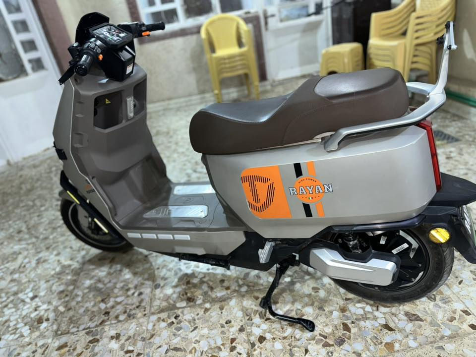 للبيع 
دراجة الريان RAYAN موديل 2025 و حش الكون ام عيون 
6 بطاريات 
ماطور 2000W ثلاث سرعات سرعة 70-80 km حقيقي 
بريكات امامي خلفي ديسك 
دبل دبلات امامي خلفي 
درع كامل مع جك نصفي و جك كامل 
دبل إشاره مع أربعة أشاير 
رماش عالي ناصيي 
كشن تطريز جلد 
صندوق كبير يسع 
مخرج شحن هاتف 
مع الشاحنه الاصليه مع خوذه مع چادر حراري مع بصميتن 
السعر 900 الف استعمال 4 اشهر قليل بطارياته جدد 
مكان حي الجامعه  واتساب ***********
