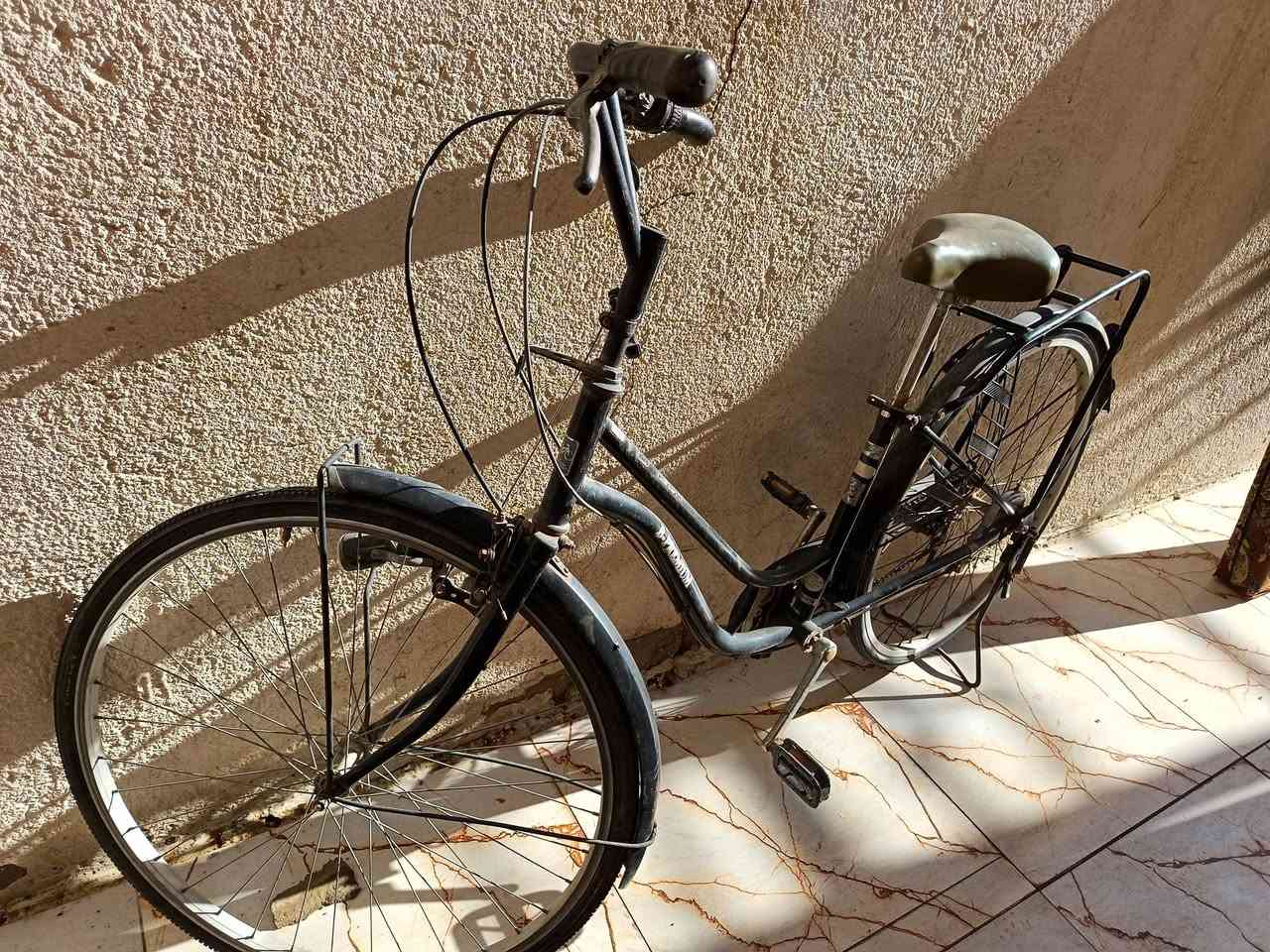 عندي بايسكل للبيع نضيف هذا رقمي ***********
