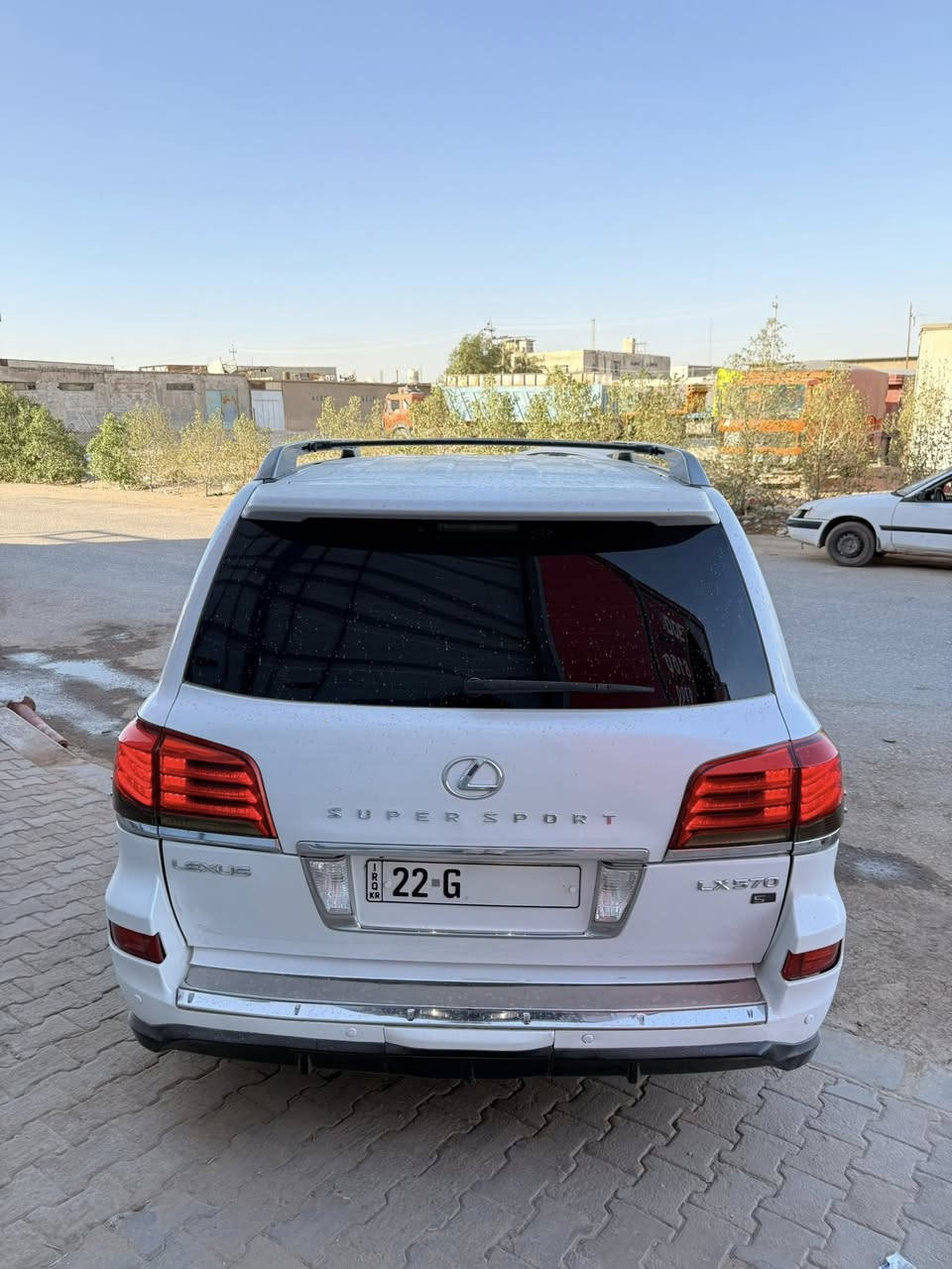 🔥 لكزز LX570 S — ملك الطرق 🔥

المواصفات الكاملة:
🚗السياره موديل 9محدث 2015   
🚗 محرك 8 سلندر (V8) سعة 5.7 لتر
⚡ قوة تقريباً 362 حصان
🔄 قير أوتوماتيك 8 سرعات
🛞 دفع رباعي دائم (4WD)
⛽ خزان وقود كبير مناسب للسفر
✨ الفئة S (Sport):
🔴جكات
• كِت رياضي خارجي (شبك + صدامات مميزة)
💺 الداخلية:
• جلد فاخر (تبريد + تسخين للمقاعد)
• تحكم كهربائي بالمقاعد + ذاكرة
• فتحة سقف
• ثلاجة (Cool Box)
📺 التكنولوجيا:
• شاشة وسطية كبيرة 
• نظام صوتي فاخر
• كاميرات 360 درجة
• حساسات أمامية وخلفية
• تشغيل بصمة + دخول ذكي

🛡️ الأمان:
• نظام مانع الانزلاق
• نظام المحافظة على المسار
• مثبت سرعة ذكي
• وسائد هوائية متعددة
***********
السيارة نظيفة جداً وجاهزة للفحص بس جاملغ صبغ وبارد
مسويلها ادامه كامله بالشركه من حداديه وتخم تاير
💰 السعر 272 ورقه 
لا تضيع الفرصة… هيبة + قوة + فخامة بسيارة وحدة!
