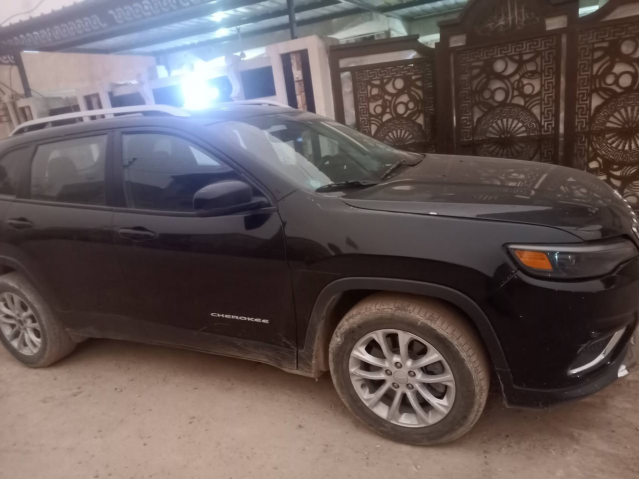 جيب شيروكي بزون موديل 21 بغداد محرك ٢٤٠٠ تبريد قطعتين تخم تاير مابيه اي نقص مكاني بغداد ***********
