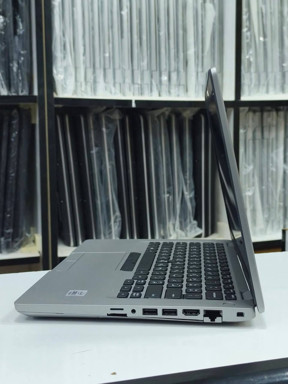 🔥 الأكثر مبيعاً | Dell Latitude 5410 🔥
جهاز عملي قوي من فئة الأعمال (Business Class) مناسب للشغل والدراسة والاستخدام اليومي 💻

📌 المواصفات: • المعالج: Intel Core i5 الجيل العاشر

• الرام: 8GB DDR4 قابلة للتطوير

• الهارد: 256GB SSD M.2 قابل للتطوير

• كارت الشاشة: Intel UHD Graphics (مدمج)

• الشاشة: 14.1 إنج FHD (دقة عالية 1920×1080)

🔋 البطارية: حالة ممتازة وتشغيل جيد مناسب للاستخدام اليومي (حسب الاستعمال) 

✅ نسبة النضافة: 97% - 99%

✅ كيبورد ليزري ضوئي عربي / إنكليزي

✅ بصمة اصبع (finger print) 

✅ ويندوز 10 او 11 برو حسب الطلب

✅ يتوفر فيه شحن تايبسي

🔌 المنافذ الخارجية: • USB 3.2

• USB Type-C / Thunderbolt

• HDMI

• LAN (منفذ شبكة)

• قارئ ذاكرة microSD

• منفذ سماعة 3.5mm

🎯 أفضل استخداماته:

 ✔️ برامج الأوفيس والعمل المكتبي

✔️ الدراسة والتعليم أونلاين

✔️ التصفح والاجتماعات (Zoom / Meet)

✔️ المحاسبة وإدارة الأعمال

✔️ التداول ومتابعة الأسواق مثل TradingView

✔️ تصميمات خفيفة مثل Adobe Photoshop

✔️ ملحقات كاملة + متوفر توصيل 

🛡️ ضمان 7 أيام استبدال في حال وجود أي مشكلة

💰 السعر شامل التوصيل والملحقات : 

290,000 دينار عراقي فقط شامل التوصيل


**إذا كنت صاحب هذا الإعلان وتريد حذفه لأي سبب، رجاءا أرسل رسالة إلى الدعم الفني**
