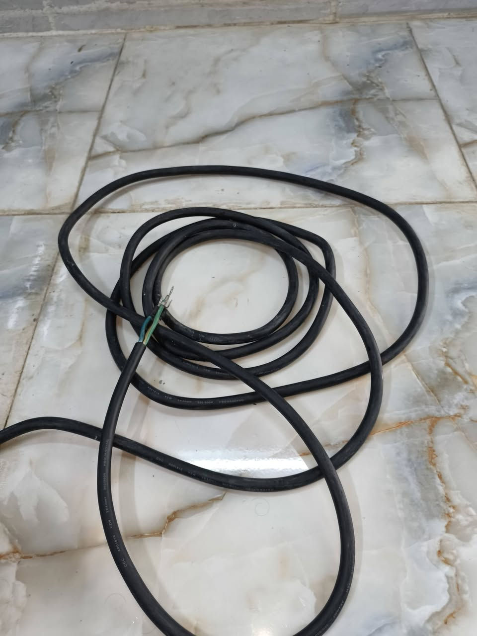 كيبل    داخلي مال بيت دفن  طول خمس امتار   قياس mm. 3×4 سعر المتر 5تالاف مكاني شرك الطارق يم محطة الشمس ***********
