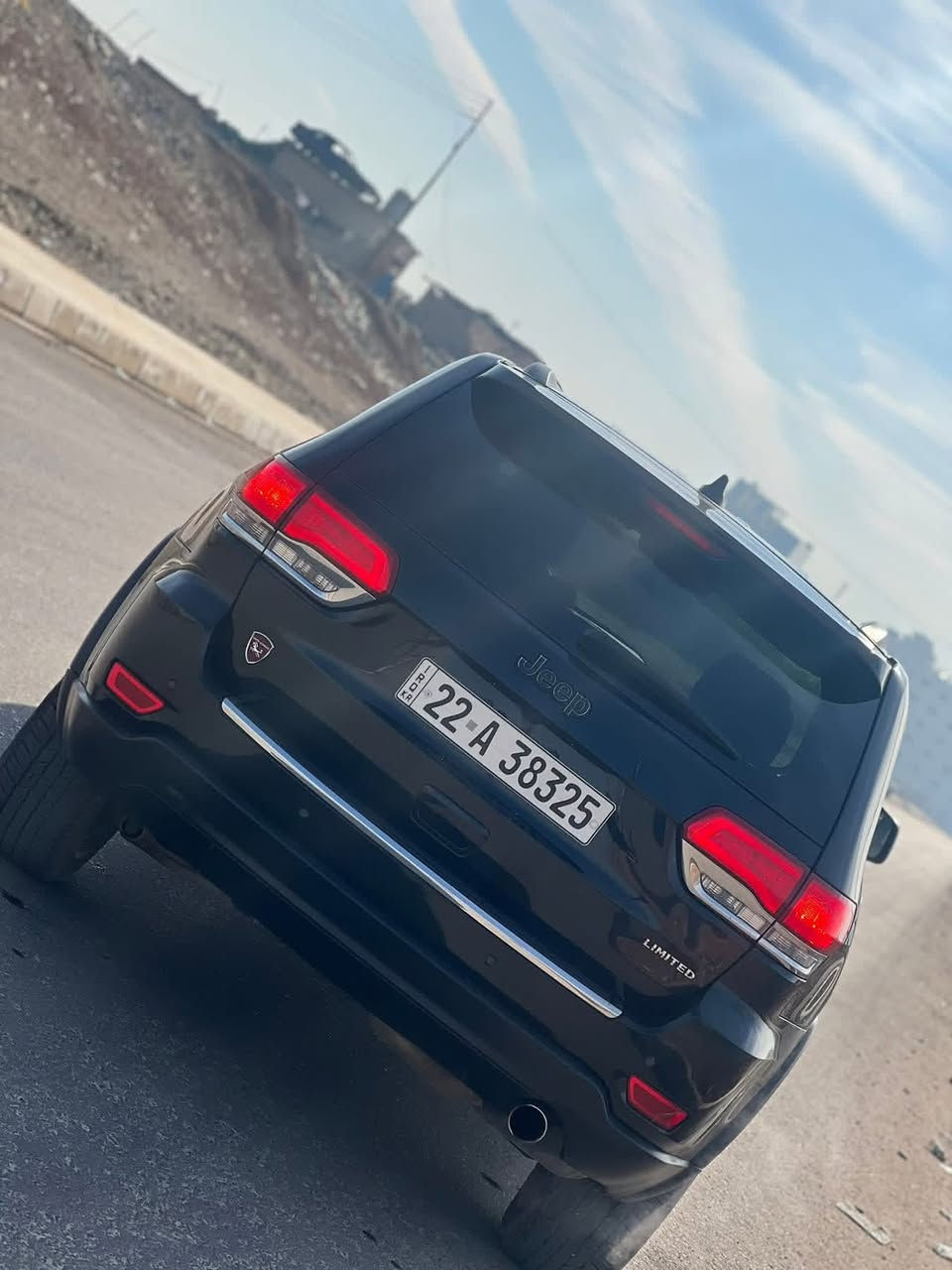 السلام عليكم.                            جيب لمتد 2017 كلين تايتل  السيارة فول           ماشية 98.                                           موصفات السيارة تبريد وتدفئة المقاعد والستيرن بانوراما كشنات خزن وجلد أشاير بل مري  حساس خلفي و شفتات بل ستيرن شاشة كبيرة وبيها بعد هواي مواصفات 
مكان السيارة موصل
السعر 250 
للتواصل الاتصال على الرقم ***********
