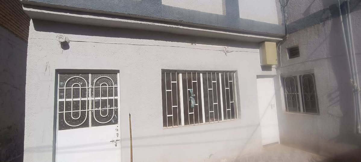 بيت ١٠٠ طابق واحد.   ١٠نزال. ١٠واجهه.  مربعه.  بناء قديم.      غرفه.   مدخل.   مطبخ.  صحيات داخليه وخارجيه.    غرفه نوم.  درج.  سطح فرشي.   السعر ٨١       ***********.    حله حي العسكري قرب الوكيله ام حميد.   طابو صرف حلة, بابل
