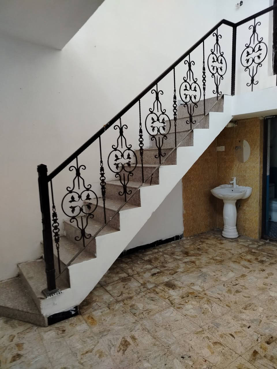 بيت اللابجار دور الخمسه مساحه 100مطابق واحد يتكون من غرفة نوم 2ومطبخ وحمام وكراج مع
كافة الخدمات السعر 450  استفسار اكثر اتصال على الرقم ***********
