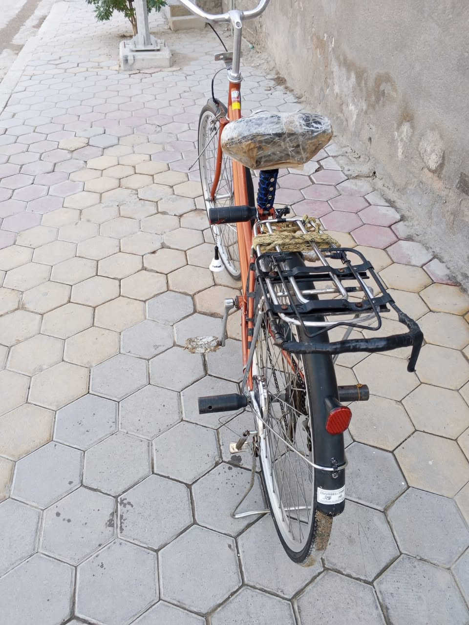 السلام عليكم بيسكل بناتي حجم 27 بدال بيسكل نضيف غراضه كامله سعر 80 وبيه مجال مكاني ناصريه مركز***********
