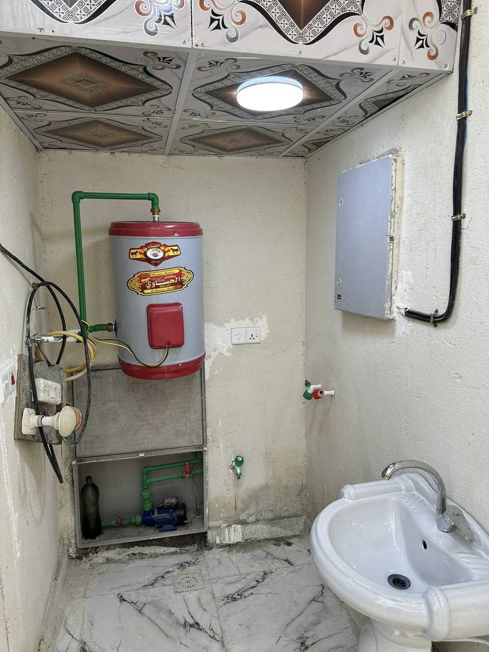 سندويج 100 م للبيع بموقع مميز  الجزيرة الفيروزيه على شارع تبليط قريب على شط العرب ويبعد عن جسر خالد كيلو ونص  غرفتين واستقبال  ومطبخ  سعره 40 وقابل لتفاوض  ***********
