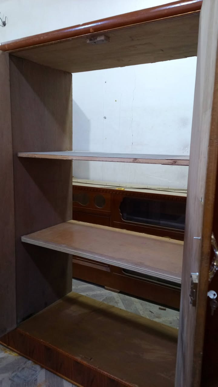 سلام عليكم كنتور 6بوب حطاطه مستخدم السعر 300 المكان رمادي الزراعة مقابيل الجنسيه  الموحده ***********
