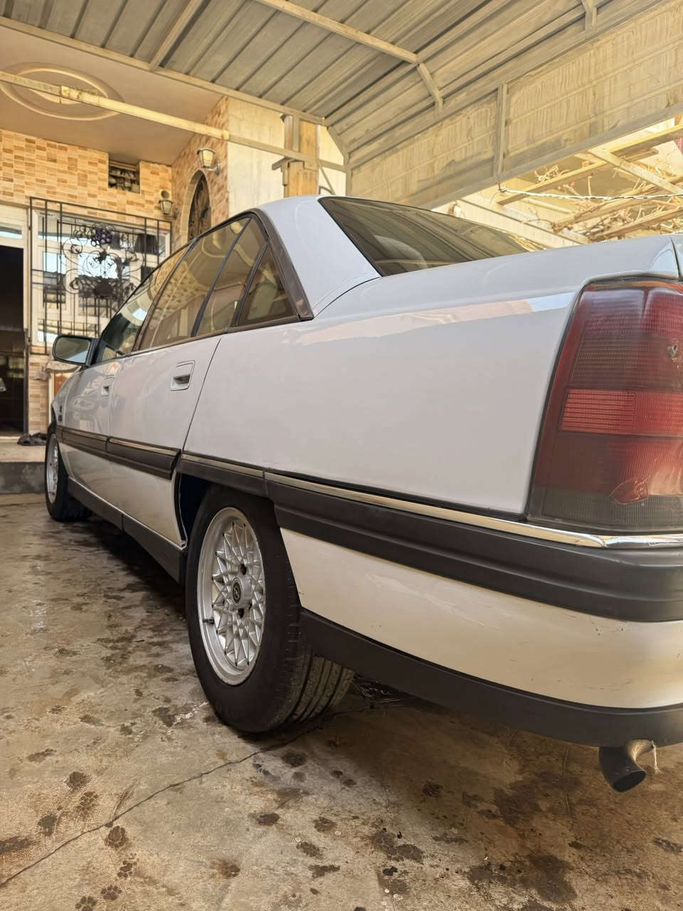 سلام عليكم للبيع اوبل اوميكا  موديل ١٩٩١
محرك ٢٠ كير اوتماتيك  تبريد ما يشتغل 
 رقم أربيل سنوية جديد رقم جديد 
دفتر بانزين موجود       شاشة أندرويد كاميرا خلفي 
موصفات فول  CD كرستال   داخل رصاصي 
جامات كهربائي سقف سلايت كهربائي 
سيارة بدون ضرب بدون صبغ هلال واحد صبغ
كير محرك بلشرط محرك شادها جديد مال تفصيخ 
كهربائيات كلها شغال    صدرها جديد 
سيارة باقي على وضع شركة  بدون خياس 
سعرها ٥٧$ 
رقم موبايل ***********
مكاني كركوك
