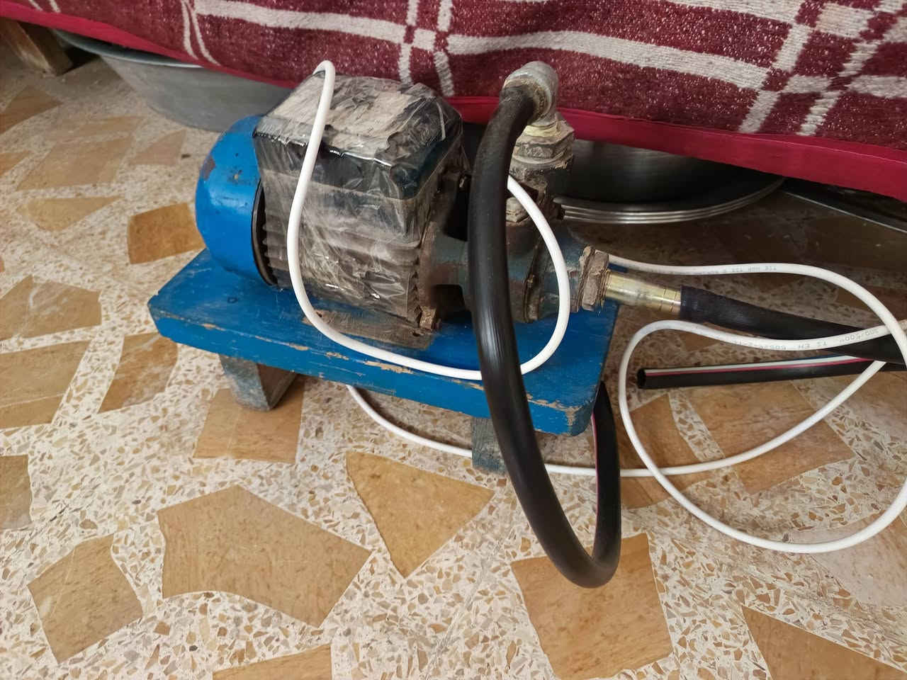 السلام عليكم غراض بيت للبيع
اوفن حراري شغال

ماطور مي شغال ونضيف 

ساحبه هواء شغاله 

تلفزيون LG اصلي باب اول مع دش اصلي شغالين

صحن مال دش شغال وكامل 

مكتبه منزليه خشب ثقيل بحاله جيدة جداً 

تانكي مال مي للحلاقين جديد ومابي اي تسريب 

قاعدة حديد ثقيل مال مبرده 

سنكي ستيل مال مطبخ نضيف 

ديوان فصال تركي 5 قطع بحاله جيدة 

كاونتر سنكي حجر كرانيت اصلي ثقيل داخل مبطن 

ماطور مال مبرده سولان اصلي شغال وبحاله ممتازة 

رفوف صاج لماع هيا والحملات الاصليه موجودة 

تفاصيل اكثر تواصل ع الرقم *********** بي واتس اب
