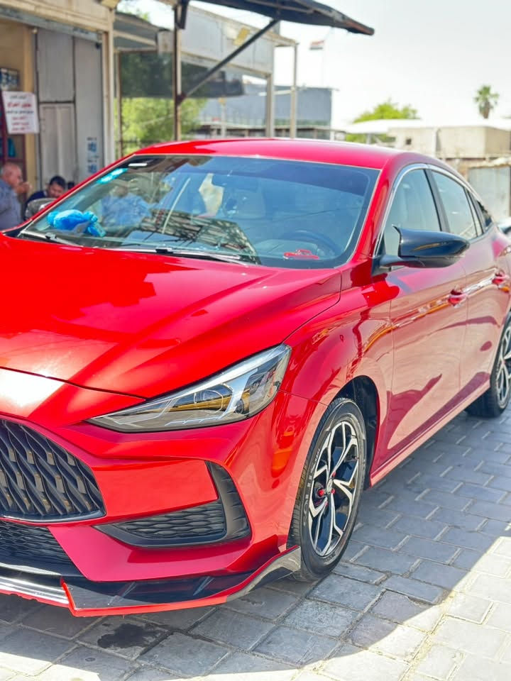 Mg gt 2023 تنفس طبيعي الخليجي 
ماشية ٣٨ الف كيلو 
سعرهة ١١٥ ورقة 
رقم بغداد الجديد 
السيارة نظيفة جداً وع مشاوير الدوام 
ضايفيلهة قطع لحية ودفيوزر خلفي وسكوبات وباتمان مري 
ومبدلين تخم تايرات جديد 
وادامة كامله من تبديل الدهن والفلاتر منا لل ٤٢ الف يلا تتبدل دهنهة وبيهة (تضليل قطع قماش لكامل السيارة تضليل ١٠٠٪؜)
 
    مواصفاتهة 
* المحرك 4 سلندر ال ١٥٠٠ عادي بدون تيربو 
* القوة: 120 حصان
* العزم: 150 نيوتن.متر
* ناقل الحركة: CVT أوتوماتيك
* نظام الدفع: أمامي (FWD)
* التسارع 0-100 كم/س: حوالي 10.5 ثانية
* خزان الوقود: 50 لتر
* استهلاك الوقود: حوالي 5.7 لتر/100 كم (يعادل نحو 17.5 كم/لتر). 
*Auto hold ❇️
بصمات ثنين 

المواصفات الخارجية 

* جنوط ألمنيوم 16 إنش
* مصابيح LED نهارية
* مصابيح خلفية LED
* مرايا كهربائية
* دخول ذكي (Keyless Entry). 

الداخلية

* مقاعد قماش
* شاشة معلومات وترفيه 10 إنش
* شاشة عدادات تقليدية مع شاشة معلومات صغيرة
* مكيف هواء
* عجلة قيادة متعددة الوظائف
* زر تشغيل المحرك (Push Start)
* مثبت سرعة (Cruise Control). 

السلامة

* وسادتان هوائيتان
* ABS
* EBD
* ESP (نظام الثبات الإلكتروني)
* كاميرا خلفية
* حساسات خلفية
* مراقبة ضغط الإطارات (TPMS)
* نظام المساعدة عند صعود المرتفعات (Hill Start Assist). 

التواصل على واتساب ارسال رسالة 
***********
