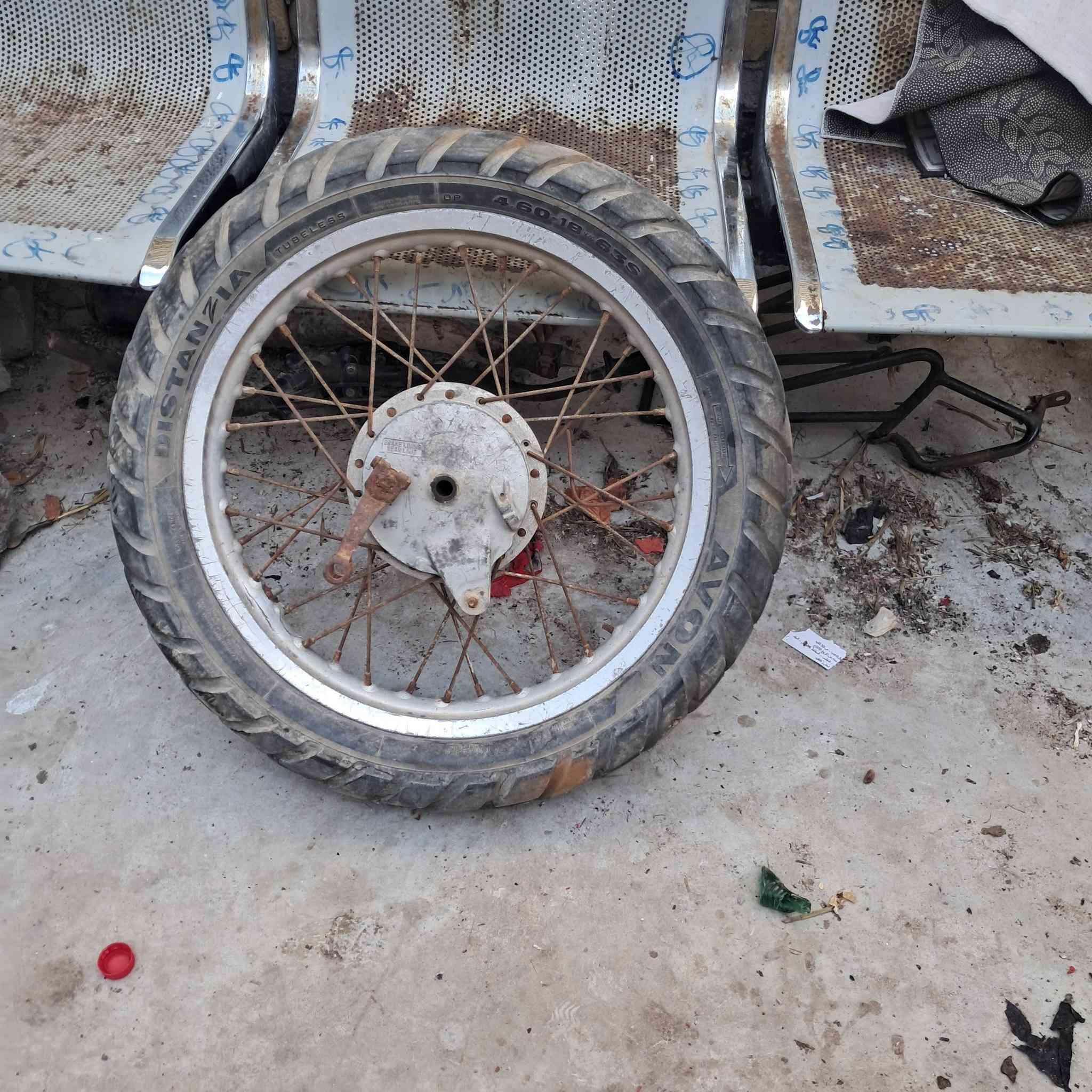 السلام عليكم  ***********
دبل خلفي  نضيف. 
كزوز  كامل مع العكس. كاتم 
سله درجه اوله. 
ويل وتاير خلفي.  ويل تعبان 
ستيرن وفراك كامل. 
شوته. نضيفه. 
مكان عماره. يوجد توصيل
