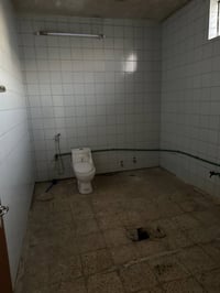 يتوفر بيت ل ايجار في حي الوحده المساحه 300 متر طابق ونص  الطابق الأول ...