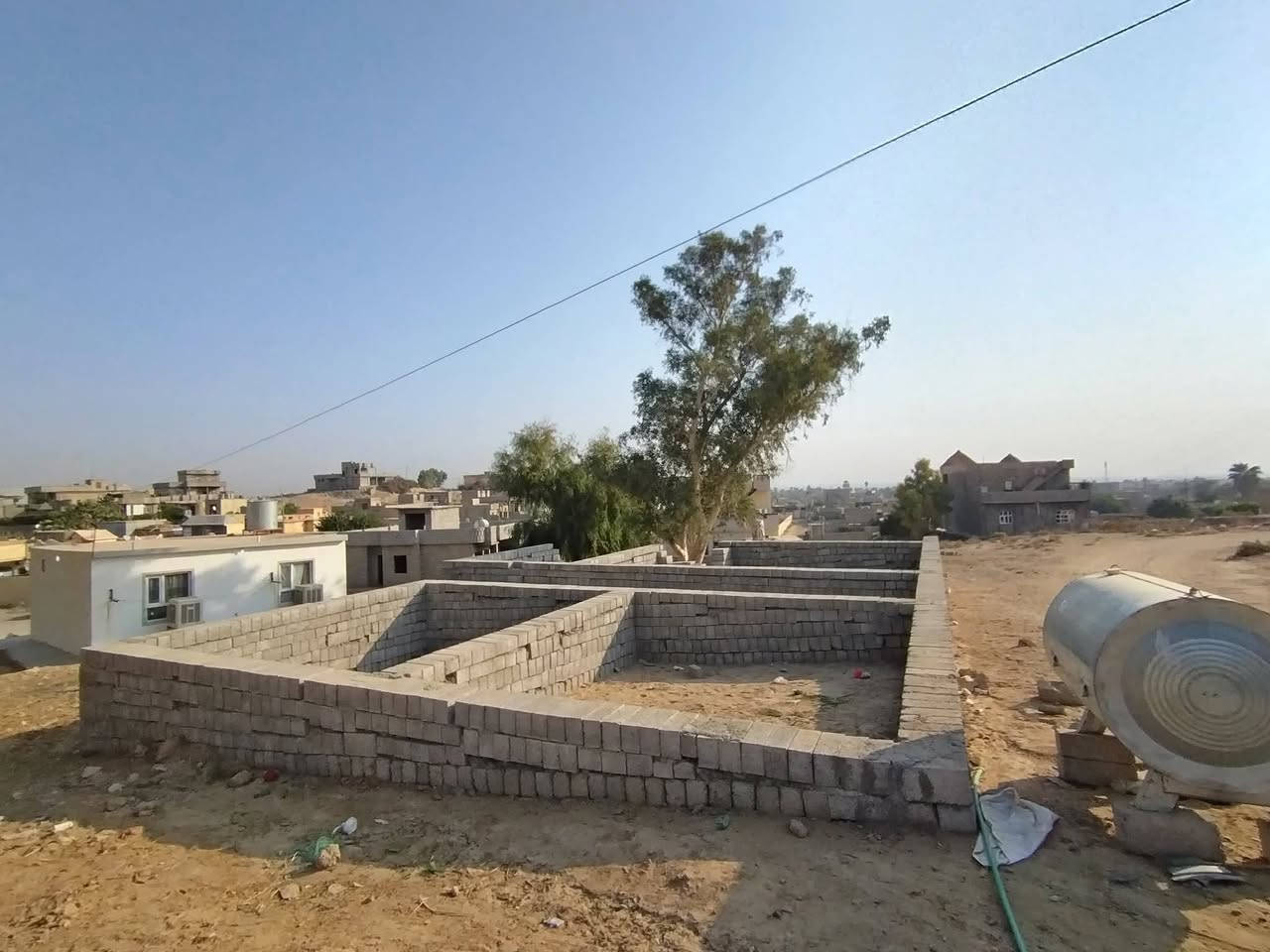 السلام عليكم
تكعيبه للبيع
مساحة البناء.. 150
مساحة الارض.. 340
ركن على شارعين. 
تتكون التكعيبه من.... 
غرفه عدد2+مطبخ+ربعه+هول+ موزع+ صحيات.... 
.. السعر 10 مليون.. 
العنوان.. 
الشرقاط بعاجه بالقرب من المدرسة الصينيه... 

الهاتف.. 
***********
