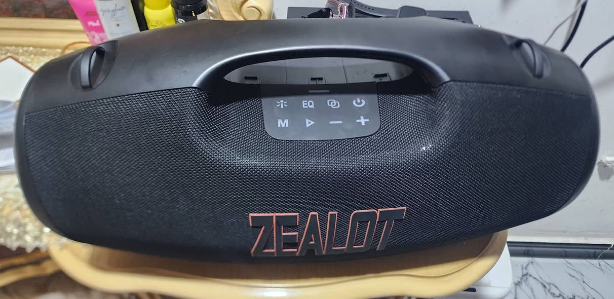 هذا مكبر صوت لاسلكي طراز Zealot S89، ويتميز بالمواصفات الرئيسية التالية:
الطاقة: قوة إجمالية تصل إلى 250 واط. 

الاتصال: يدعم تقنية البلوتوث بالإضافة إلى مداخل USB وبطاقة TF و AUX مقاس 3.5 ملم. 

البطارية: بطارية ضخمة بسعة 48000 مللي أمبير توفر ما يصل إلى 60 ساعة من وقت التشغيل (عند مستويات صوت أقل). 

مقاومة الماء: حاصل على تصنيف IPX5 لمقاومة البقع والمطر والغبار. 

الميزات الإضافية: يتضمن إضاءة RGB ملونة وصوت محيطي لاسلكي 360 درجة. 
الوزن مالته 10كيلو 
مزاد اعلى سعر ابيع 

***********
