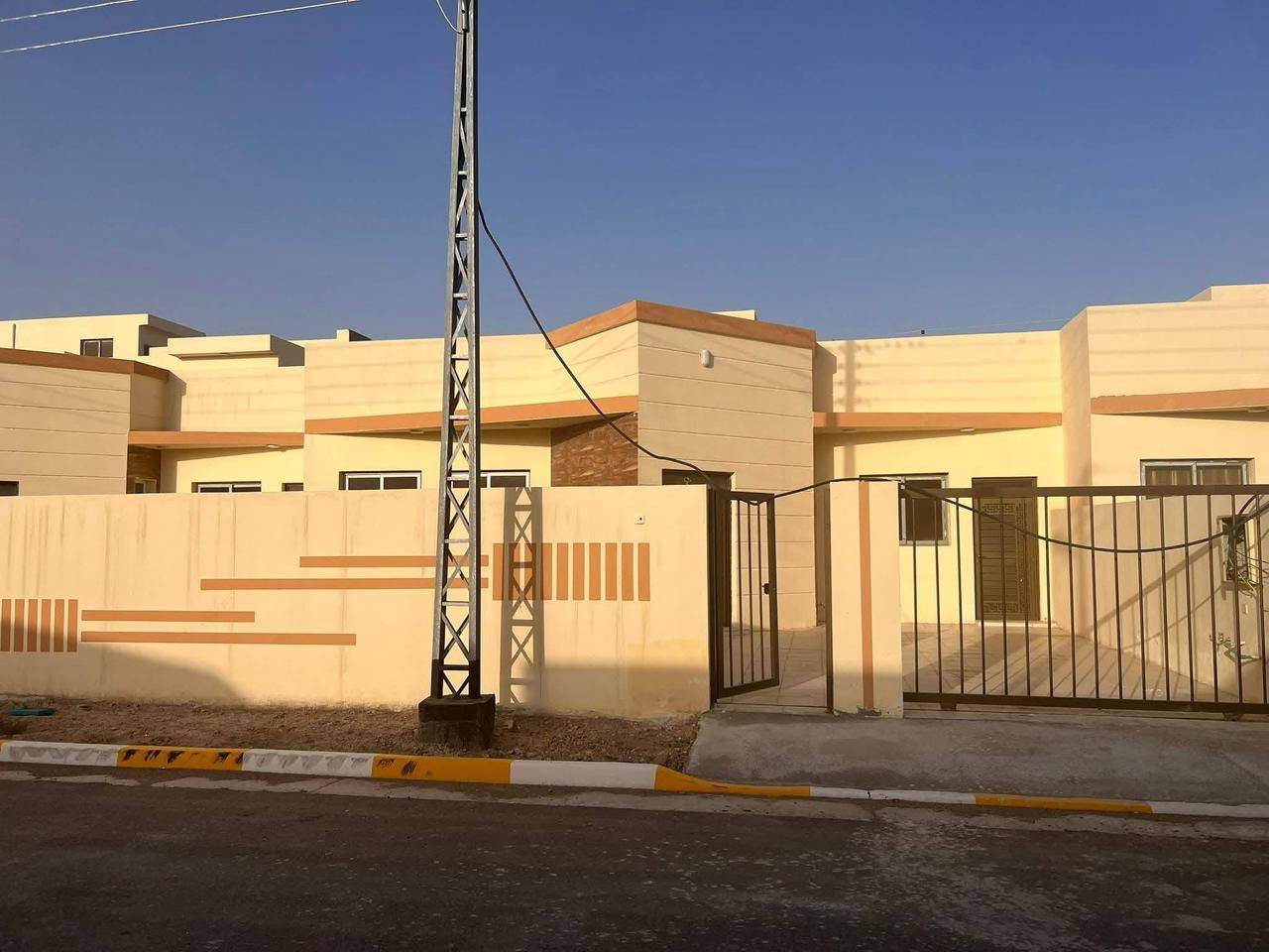 #للبيع #دار في مجمع الزهور 2 في الفلوجه مباشر على السريع الدولي ( في المربع الأول )
🟥مساحه 250 متر
🟥 شارع 10 متر 

🟥طابق واحد يحتوي على غرفتين نوم ومطبخ وصاله واستقبال مع الملحقات 

💵السعر 110 مليون 
يعني تدفع 95 مليون نقد والباقي قسط 825 الف بالشهر

للاستفسار 
*********** واتساب
‪0773 370 2788
