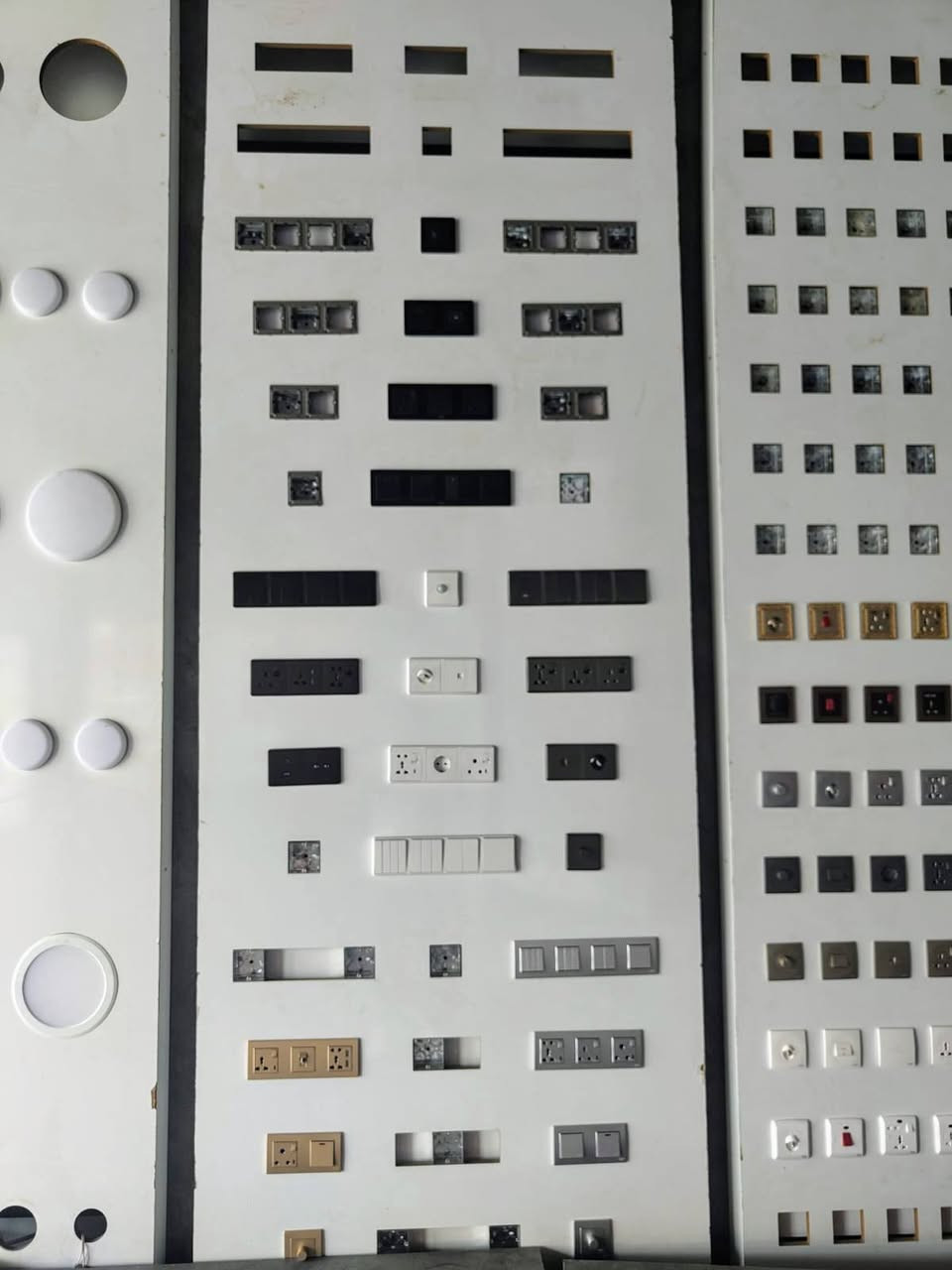 السلام عليكم ديكور محل كهربائيات للبيع كامل و نضيف 
(الالواح عدد 10)
طول 360
العرض 120
(الفاترينات)
الطول 360
العرض 80
النزال 30
تحتوي على بابين خزن فوك و جوة
المكان بابل المركز
للاستفسار  ***********
