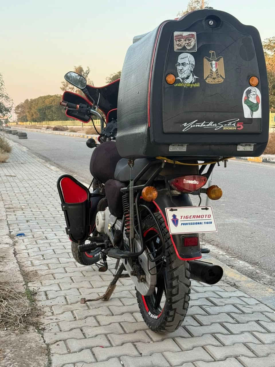 بوكسر 23 اوراق كاملة اصولي
كيجات كلهة شغالة كلهة بلادية 
مكينة بلاد ممفتوحة 
ماشية 123 
بيهة صندوك 
درع 
واقيات مال ايد 
جامة امامي 
لايت زنون 
شريط احمر 
اشاير كهربائيات كلهة شغالة 
تايرات نضاف 
مكاني بغداد البياع 
*********** 
فقط واقية الزنجيل الفوك فاتحة بس موجودة
