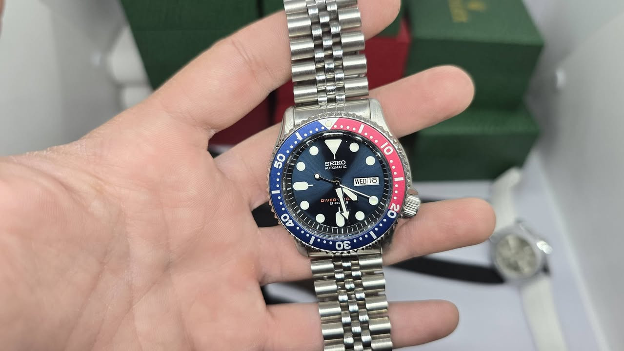 سلام عليكم للبيع سيكو بيبسي ياباني اصلي مكينه اوتوماتيك لابسها كم مره كامل الملحقات قرص دوار قفل بحري سير دبل قفل للأستفسار *********** واتس اب
