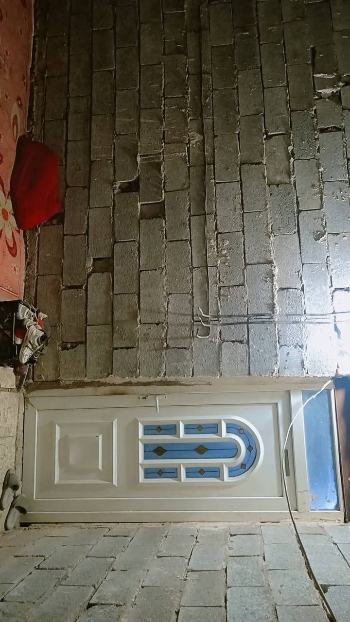 السلام عليكم ورحمة الله  رمضان كريم  
بيت طابو زراعي سند 25 مشمول بالتطويب  
خلف شقق الزيتون خدمات اناره ماء كهرباء تبليط 
رباط كونكريت مسلح ارتفاع فوك الرباط خمسه سوف طابوك صبه 10 سانتيم بناء بلوك العفلوكي  
المساحه 280 
غرف نوم عدد 2  (5×4) 
حمام 2×2 
صاله 5×7 
منور منتصف الغرف  
منور جانب الصاله  
مطبخ 5×4 نقص ارظيه ولبخ 
براني هيكل فقط  
حدايق 2 وكراج سياره  
نقص سياج خارجي وباب رئيسي وبيتونه  
السعر 43 وبي مجال قليل اي استفسار اتصل  
***********
