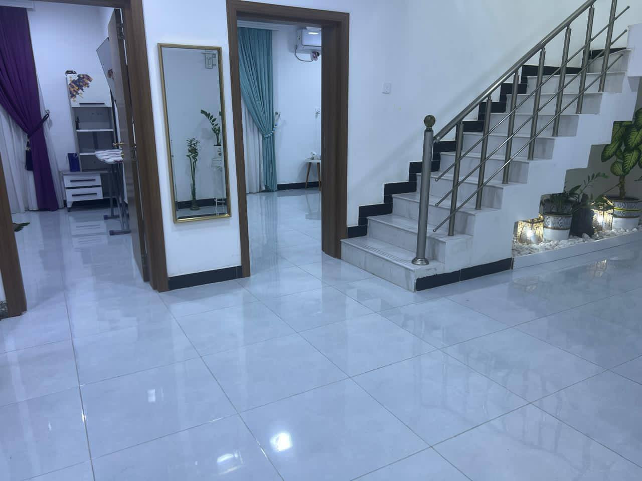 🔘مكلف بالنشر 
بيت للبيع🏠
🔸المنطقه البصرة
حي الاحرار🛣️-
مجاور المدينه الرياضية 🏟️
قرب المدارس
 المساحة ٢٠٠ 
▫️نوع العقار :طابو صرف 
▫️يتكون من طابقين خمس غرف مع استقبال ومطبخ و ٤حمامات وموزع في كلا الطابقين 
ومناور عدد ٢
وحديقة وگراج
 السعر الاتصال على الخاص الواجهة ١٠ والنزال ٢٠
وسيلة الاتصال‏ ‪***********‬‏
