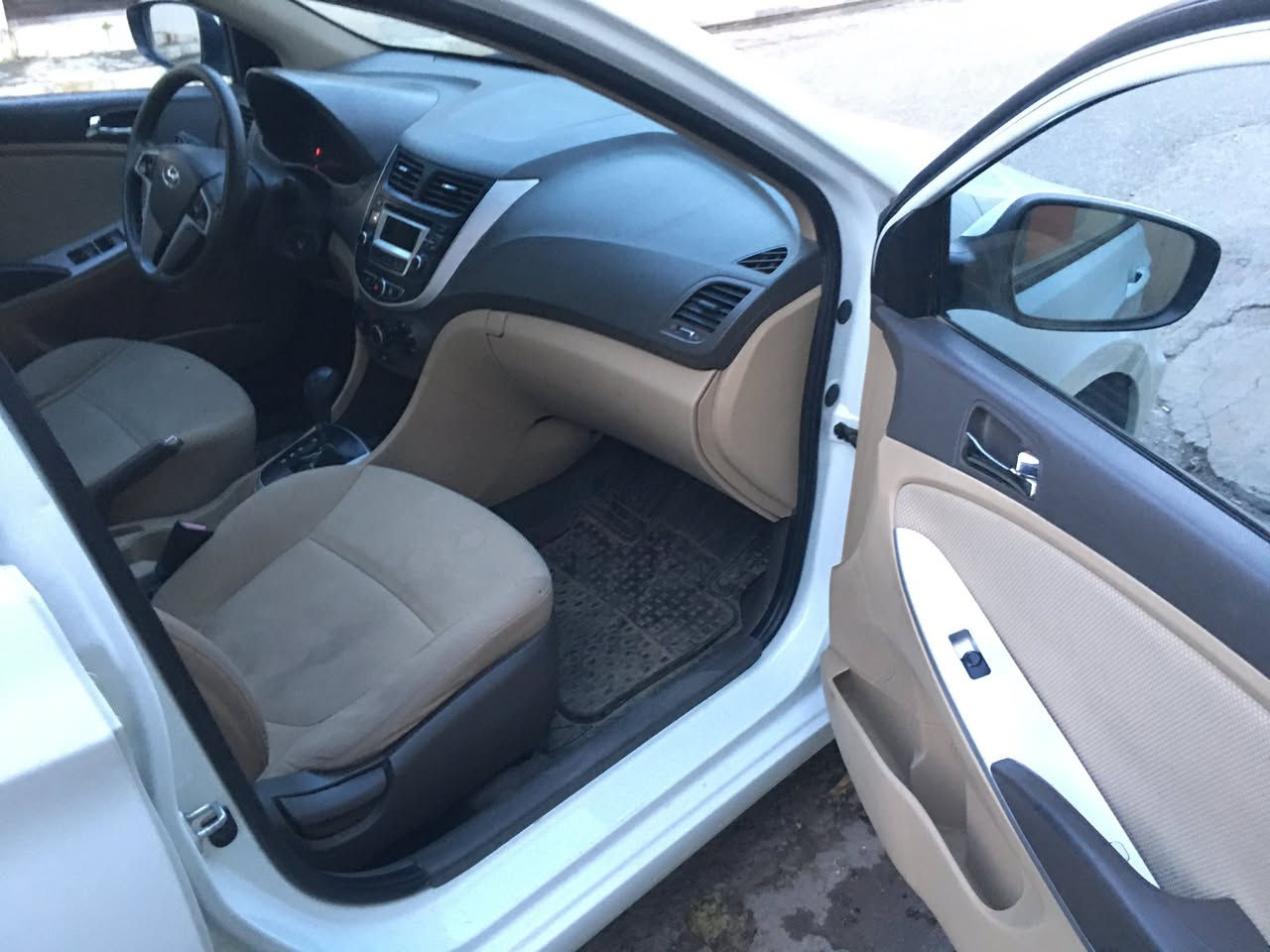 السلام عليكم 
اكسنت 2013 خليجي محرك 16 مامفتوح ماشي 81 الف 
السيارة بسمنا تحويل مباشر سنوية رقم كل جديدة 
السيارة بدون صبغ بي ملاحظات بسيطة بيها ثلاث اماكن 5 سم كارت وبي مكانين 5 سم pdr  وبيها حالوب خفيف بل عين نهائيا ميبين 
مواصفات نص فول 
لاستفسار الاتصال *********** واتس اب 
***********
