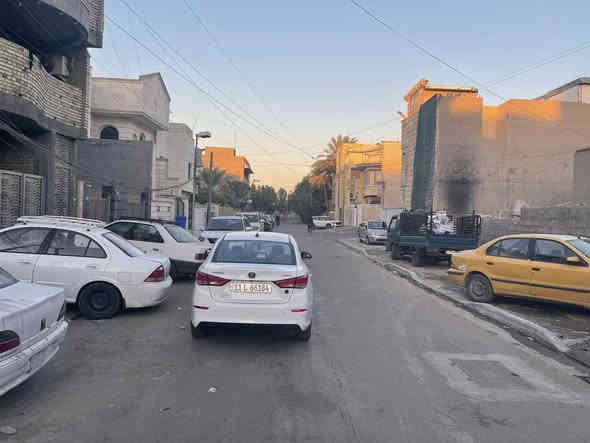 للبيع دار قديم تفليش يعتبر ارض ( ورثه وكل امورهم جاهزه) المساحه ٣٢٤ متر الواجهه ١٨ والنزال ١٨ يباع كامل او تقطيع حسب الطلب 
الموقع شارع فلسطين محله ٥٠٢ العقاري الفرع نافذ بين شارع الخيمه وبين ساحة الصدرين 
للاتصال او مراسلة الصفحه *********** او *********** (شركة الخيمه للعقار &بيع &شراء& ايجار& بناء &ترميم &تعقيب معاملات )
