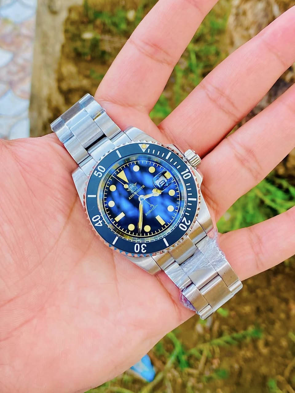 ساعة اديس دايف ADDIESDIVE موديل AD2054🌊
🛠️ المواصفات والميزات الرئيسيه:

الحركة: حركة كوارتز يابانية دقيقة (Miyota 2115) تضمن دقة عالية وعمر بطارية طويلاً.
الهيكل والسوار: مصنوعان من الفولاذ المقاوم للصدأ المتين (316L Stainless Steel) المقاوم للصدأ والخدوش.
الإطار: إطار سيراميك دوار أحادي الاتجاه بـ 120 نقرة لحساب وقت الغوص بدقة .

مقاومة الماء: تصل إلى عمق 200 متر (20 Bar)، مما يجعلها ممتازة للسباحة والغوص السطحي والأنشطة المائية.
المينا والزجاج: مينا أسود مع نافذة مكبرة للتاريخ عند مؤشر الساعة 3، ومحمية بزجاج معدني مقبب.

الإضاءة الليلية: عقارب وعلامات مضيئة بتقنية اللوم الفائق لتسهيل قراءة الوقت في الأماكن المظلمة وتحت الماء.
حالة الساعه : جديده لوك كامل ملحقات 

يتوفر توصيل لجميع المحافظات.


**إذا كنت صاحب هذا الإعلان وتريد حذفه لأي سبب، رجاءا أرسل رسالة إلى الدعم الفني**